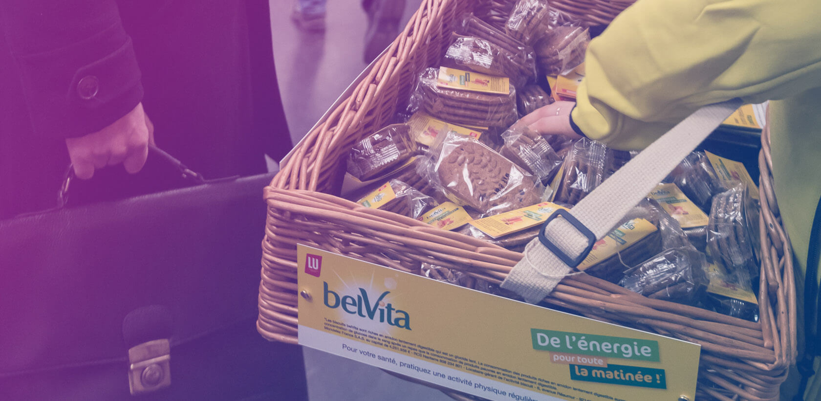 Belvita street marketing - Globe metro sampling