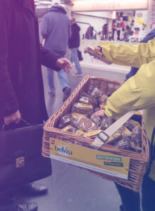 Street marketing Belvita - Globe shopper metro sampling