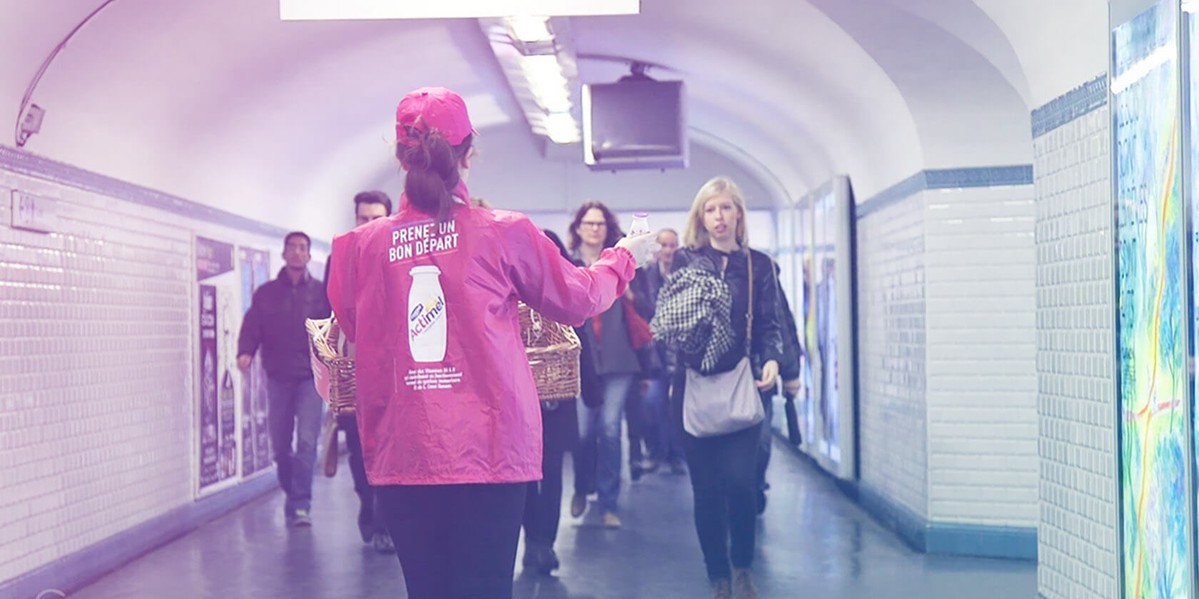 Street Marketing Actimel - échantillonnage métro